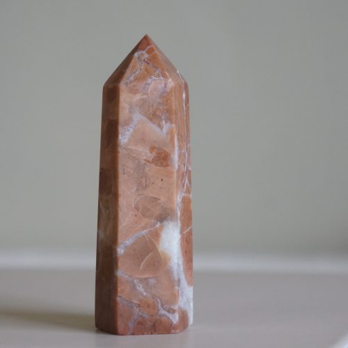 Alternative view of 美麗晶洞點綴 紅瑪瑙晶柱