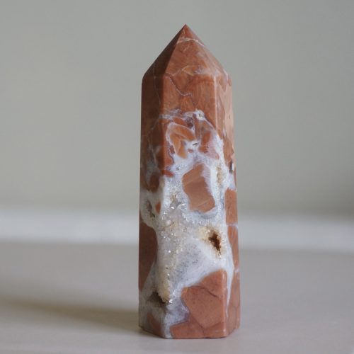 美麗晶洞點綴 紅瑪瑙晶柱