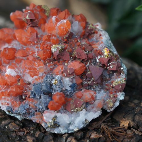 紅水晶共生黃銅礦