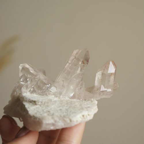 Alternative view of 仙氣感十足 巴西清透粉晶簇